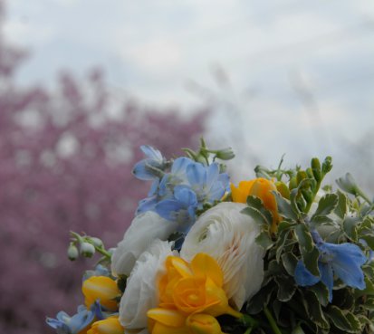 Jarní svatební kytice s ostrožkou
