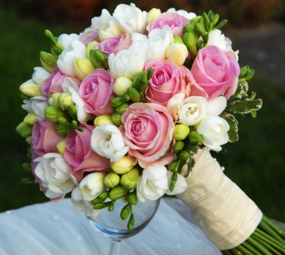 Romantická svatební kytice do růžova