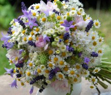 Luční svatební kytice do fialova