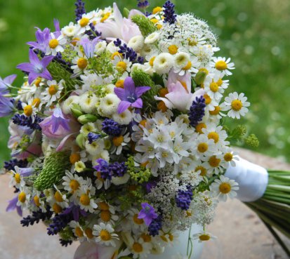 Luční svatební kytice do fialova