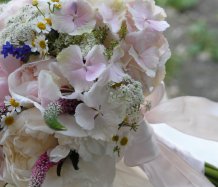 Jemná svatební kytice do růžova