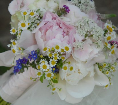 Jemná svatební kytice do růžova