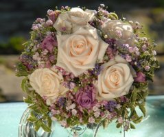 Svatba ve fialových tónech