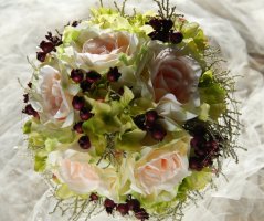 Jarní romantické svatební kytice