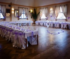 Svatba ve fialových tonech