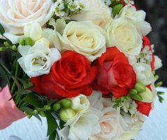 Svatba v barvě korálu