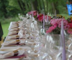 Přímo proti Karlštejnu