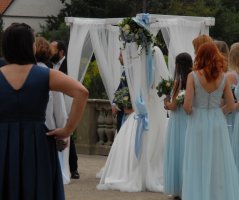 Bleděmodrá svatba v Průhonicích
