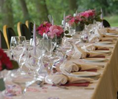 Přímo proti Karlštejnu