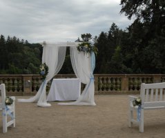 Bleděmodrá svatba v Průhonicích