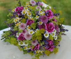 Luční svatba na louce